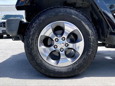 Used 2017 Jeep Wrangler Unlimited Sahara w/ Connectivity Group AWD/4WD image 8