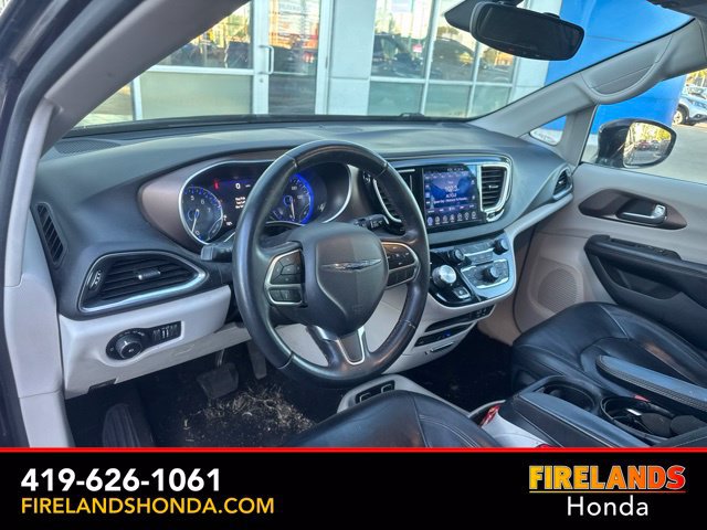 Used 2017 Chrysler Pacifica Touring-L Plus w/ Tire & Wheel Group FWD image 15