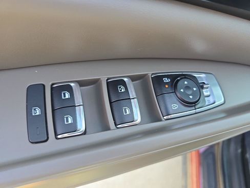 Used 2025 Kia Carnival FWD image 21