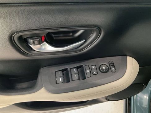 Certified 2025 Honda HR-V LX image 6