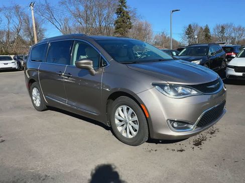 Used 2018 Chrysler Pacifica Touring-L image 2