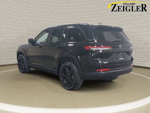 Used 2023 Jeep Grand Cherokee Altitude AWD/4WD image 7