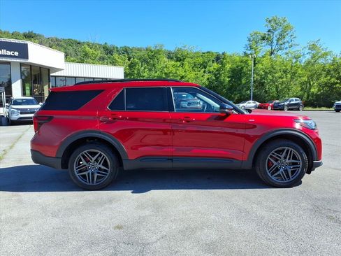 Used 2025 Ford Explorer ST-Line w/ ST-Line Street Pack AWD/4WD image 6