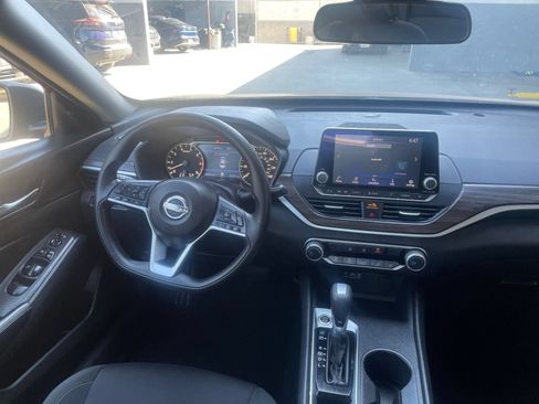 Used 2025 Nissan Altima 2.5 SV FWD image 34