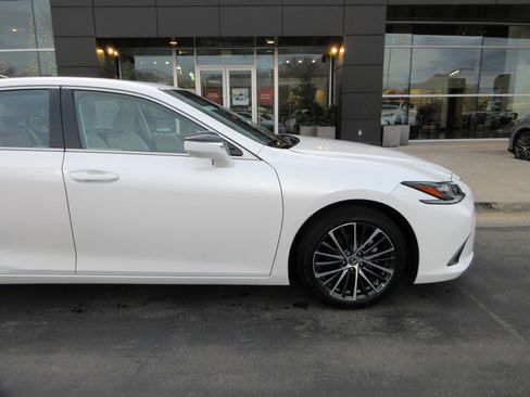 Used 2025 Lexus ES 300h w/ Premium Package image 12