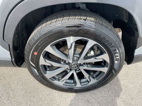 Used 2025 Toyota Corolla Cross XLE image 8