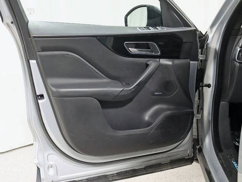 Used 2019 Jaguar F-PACE Premium image 32