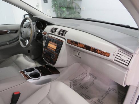 Used 2010 Mercedes-Benz R 350 4MATIC image 9