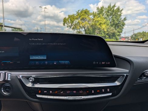 Used 2024 Cadillac Lyriq Tech AWD/4WD image 27