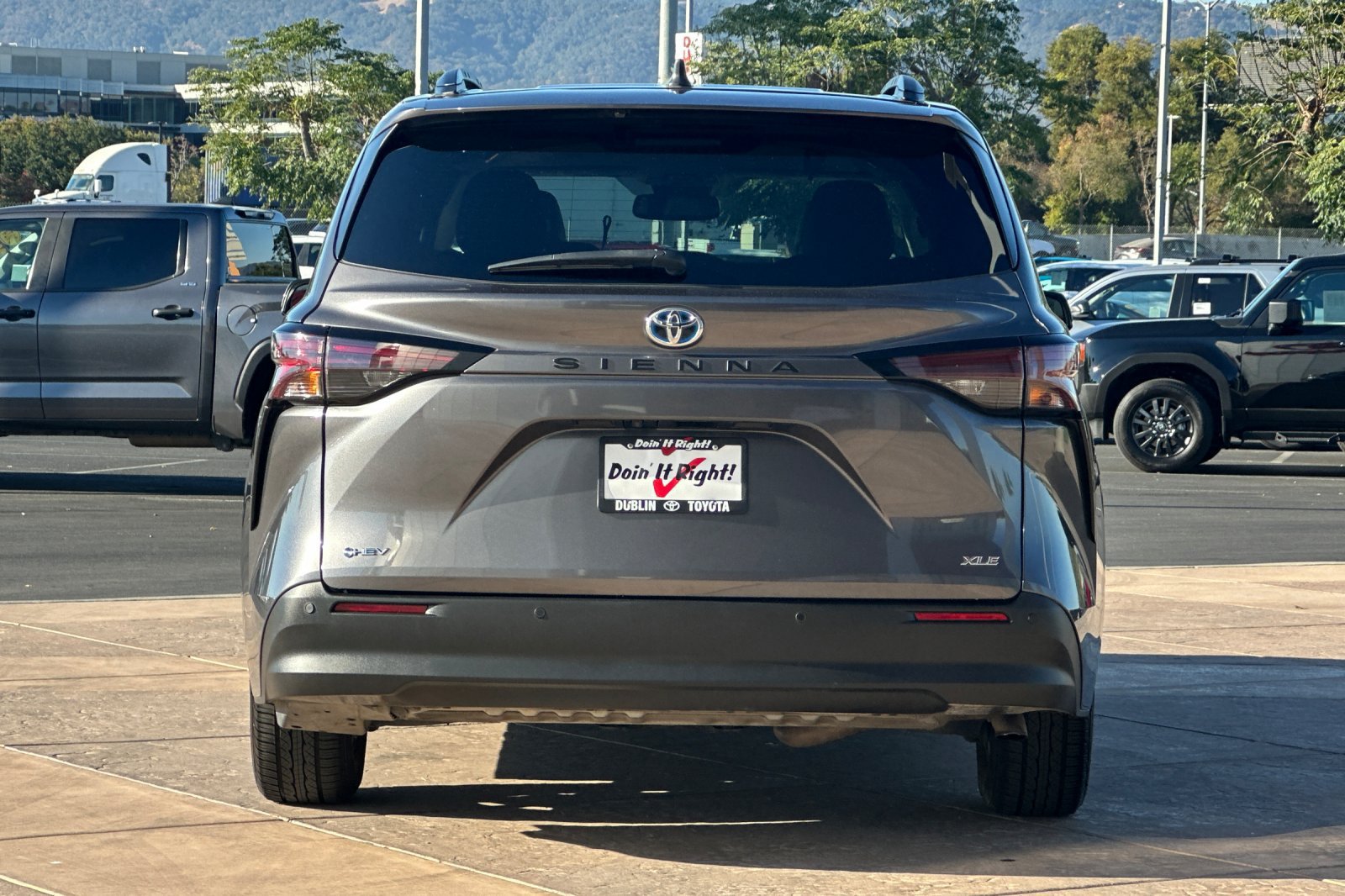 Certified 2025 Toyota Sienna XLE FWD image 6