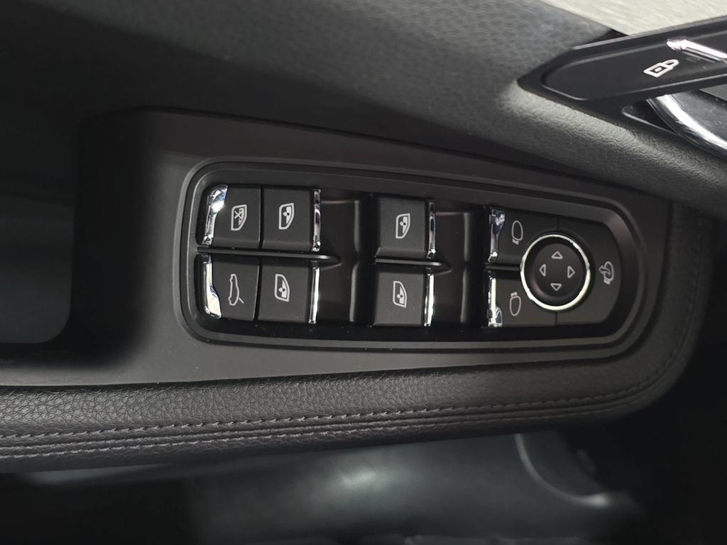 Certified 2026 Porsche Macan AWD/4WD image 21