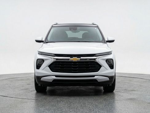 Used 2025 Chevrolet TrailBlazer LT FWD image 2
