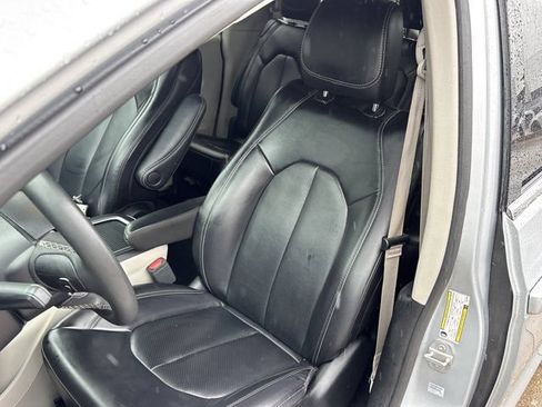 Used 2023 Chrysler Pacifica Touring-L FWD image 23