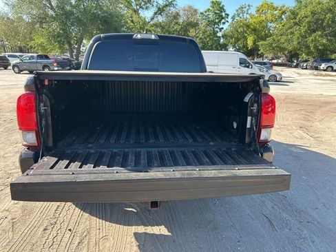 Used 2019 Toyota Tacoma TRD Sport image 7