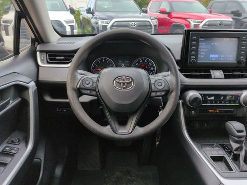 Used 2019 Toyota RAV4 LE FWD image 15