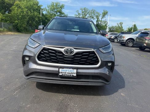 Used 2021 Toyota Highlander XLE AWD/4WD image 2