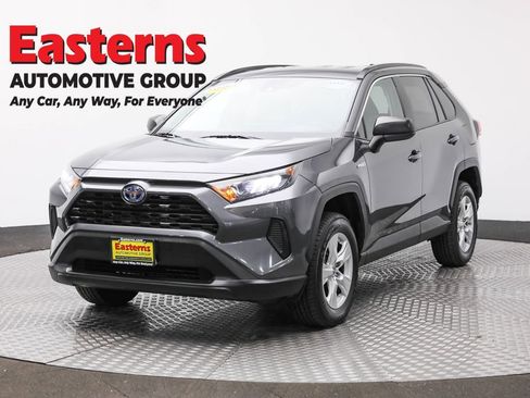 Used 2021 Toyota RAV4 LE image 1