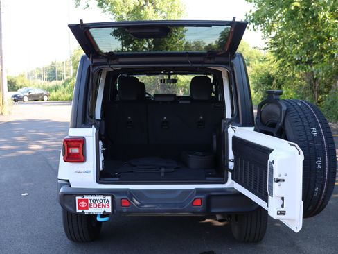 Used 2022 Jeep Wrangler Unlimited Sahara w/ Cold Weather Group AWD/4WD image 5