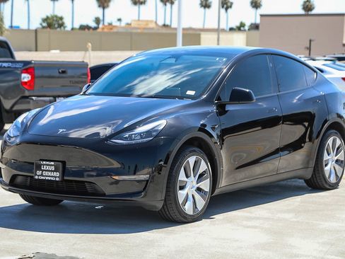 Used 2024 Tesla Model Y Long Range AWD/4WD image 3
