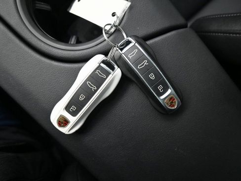 Used 2022 Porsche Taycan image 10