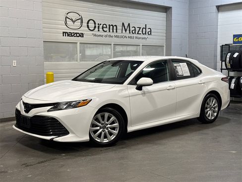 Used 2020 Toyota Camry LE image 1
