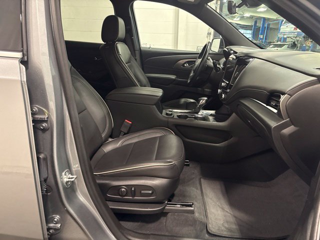 Used 2023 Chevrolet Traverse Premier FWD image 41