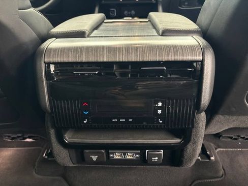 Used 2024 Jeep Wagoneer L Series III w/ Flexible Seating Group AWD/4WD image 36
