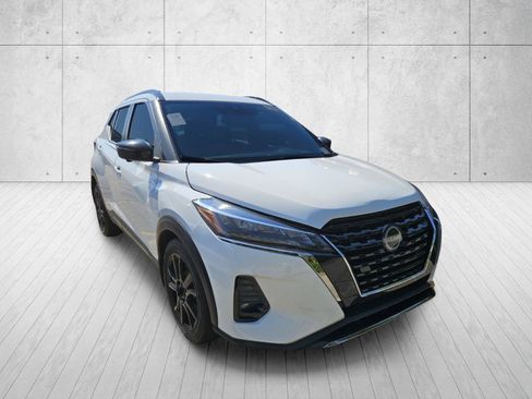 Used 2023 Nissan Kicks SR w/ SR Premium Package FWD image 2