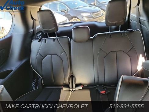 Used 2024 Chrysler Pacifica Limited w/ Uconnect Theater Family Group FWD image 26