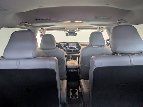 Used 2020 Toyota Highlander XLE image 28