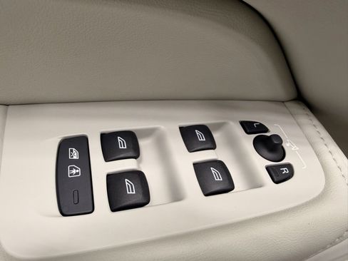 Used 2024 Volvo XC60 T8 Ultimate image 22