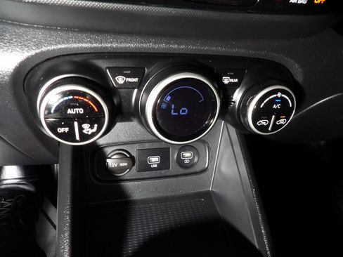 Used 2020 Hyundai Venue SEL FWD image 13