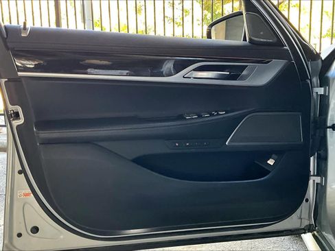 Used 2019 BMW 740i w/ M Sport Package image 21