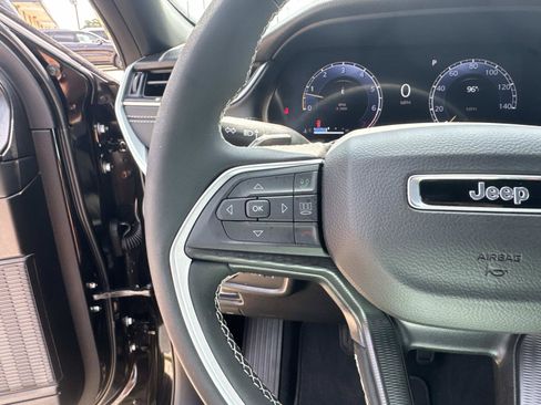 Used 2025 Jeep Grand Cherokee Laredo RWD image 22