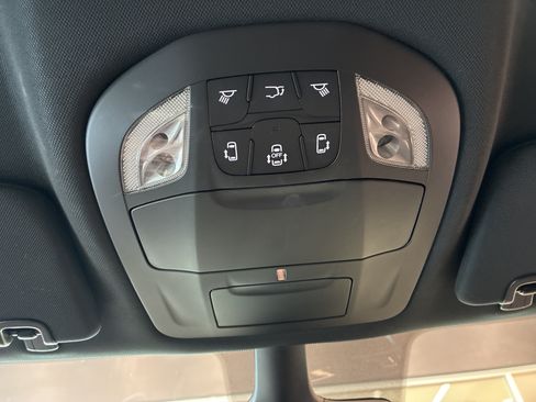 Certified 2025 Chrysler Pacifica Select FWD image 31