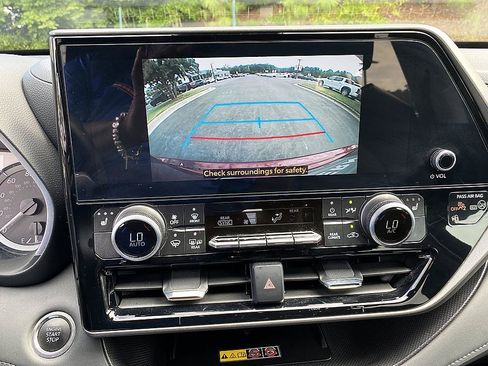 Used 2025 Toyota Highlander XLE FWD image 20