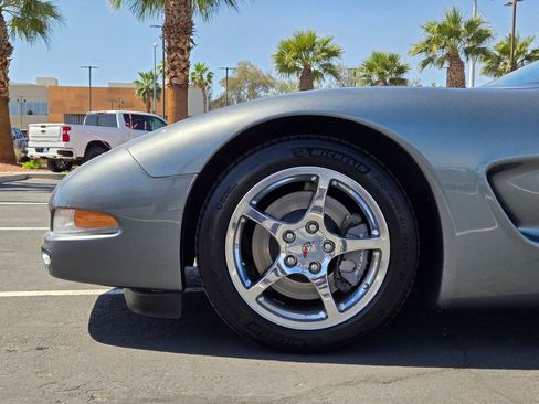 Used 2004 Chevrolet Corvette Coupe w/ Roof Package RWD image 9