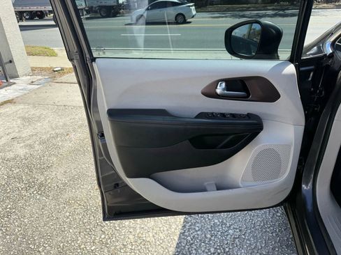 Used 2018 Chrysler Pacifica Touring-L FWD image 16