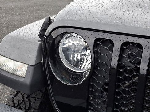 Used 2021 Jeep Gladiator Willys image 9