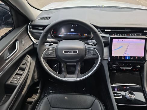 Used 2023 Jeep Grand Cherokee Limited w/ Luxury Tech Group II AWD/4WD image 14