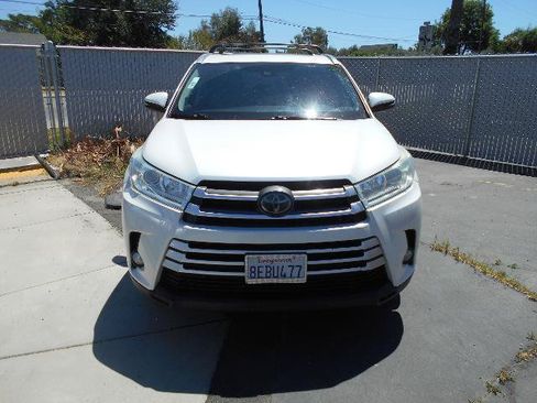 Used 2018 Toyota Highlander XLE AWD/4WD image 2