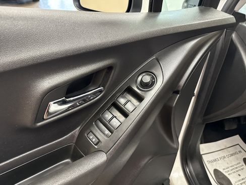 Used 2018 Chevrolet Trax LS image 36