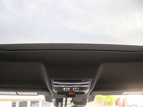 Used 2024 Land Rover Defender 110 X-Dynamic SE image 17