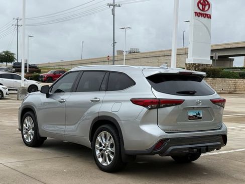 Used 2023 Toyota Highlander Limited FWD image 8