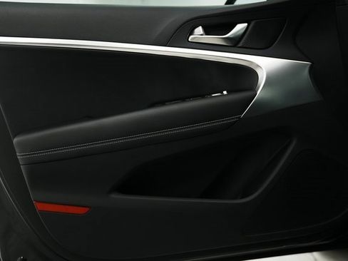 Used 2025 Genesis G70 2.5T image 36