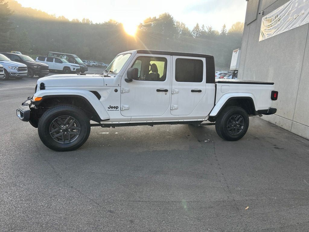Used 2024 Jeep Gladiator Sport AWD/4WD image 3