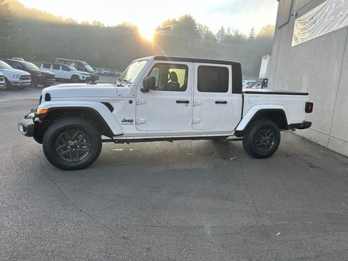 Used 2024 Jeep Gladiator Sport AWD/4WD image 3