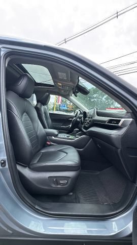 Used 2021 Toyota Highlander XLE AWD/4WD image 28