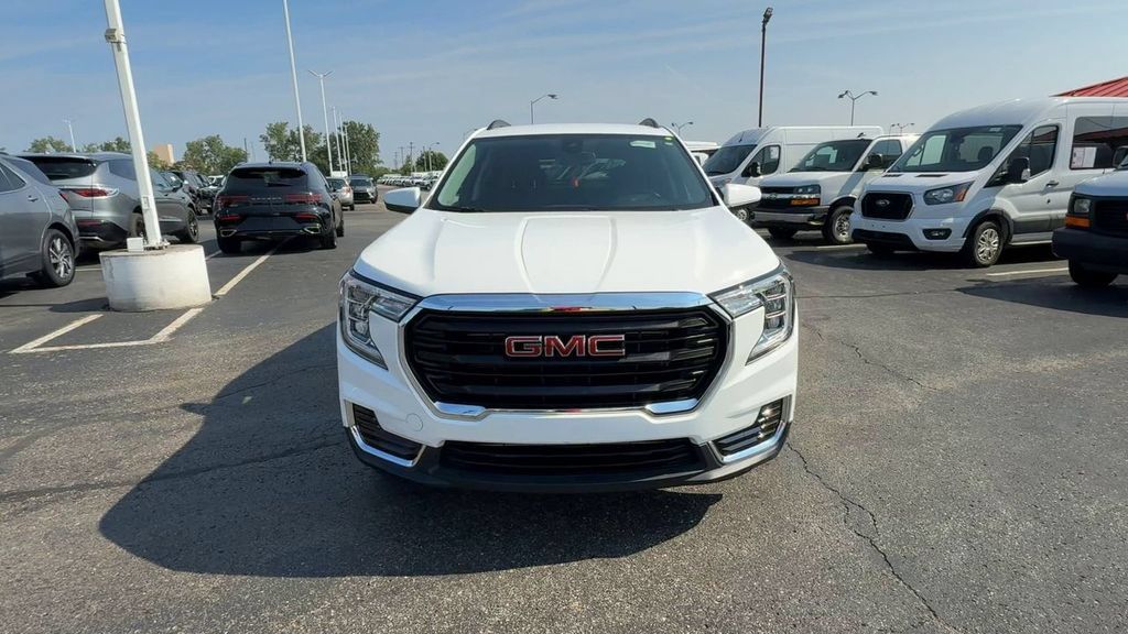 Used 2024 GMC Terrain SLE w/ Driver Convenience Package FWD image 3