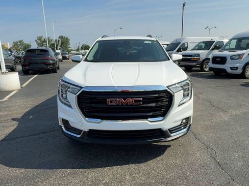 Used 2024 GMC Terrain SLE w/ Driver Convenience Package FWD image 3